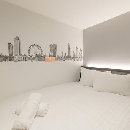 Easyhotel Victoria Londra Esterno foto