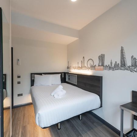 Easyhotel Victoria Londra Esterno foto