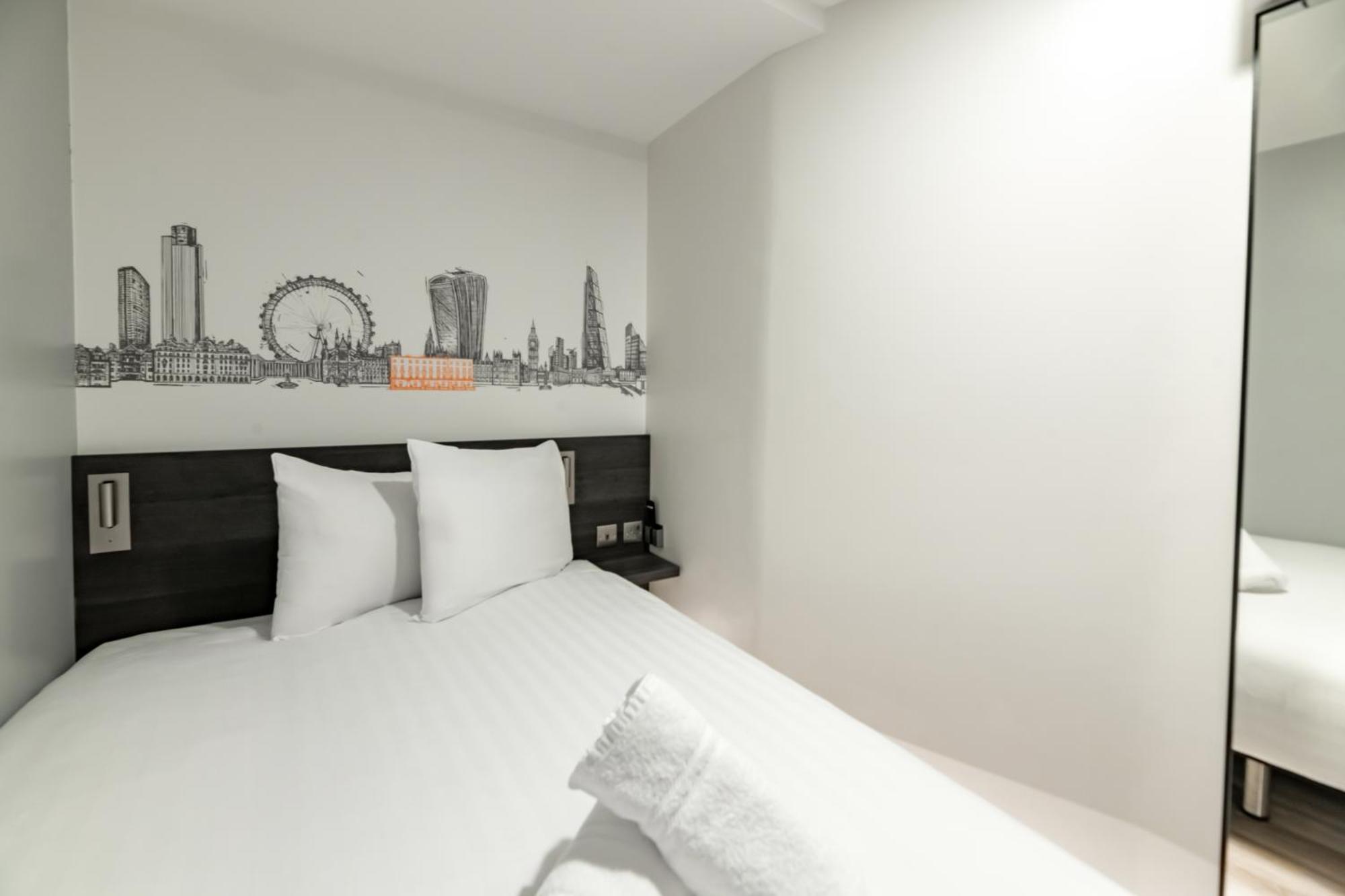 Easyhotel Victoria Londra Esterno foto