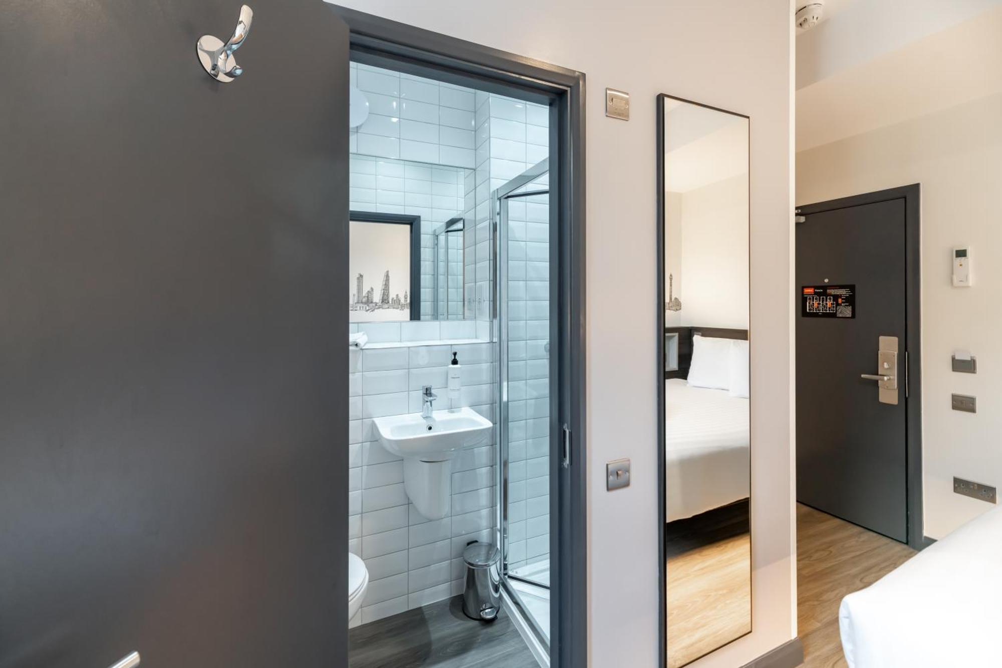 Easyhotel Victoria Londra Esterno foto