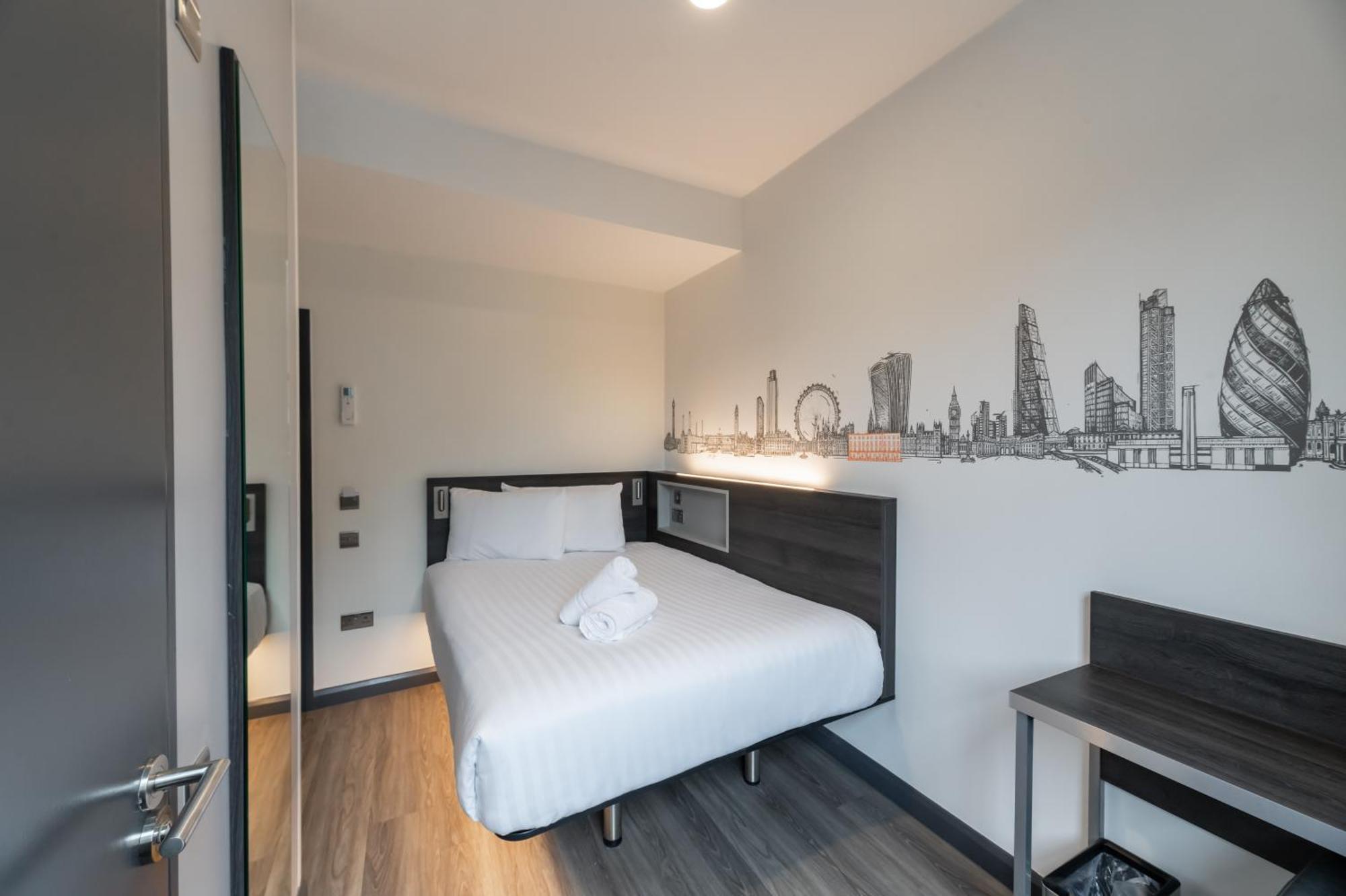 Easyhotel Victoria Londra Esterno foto