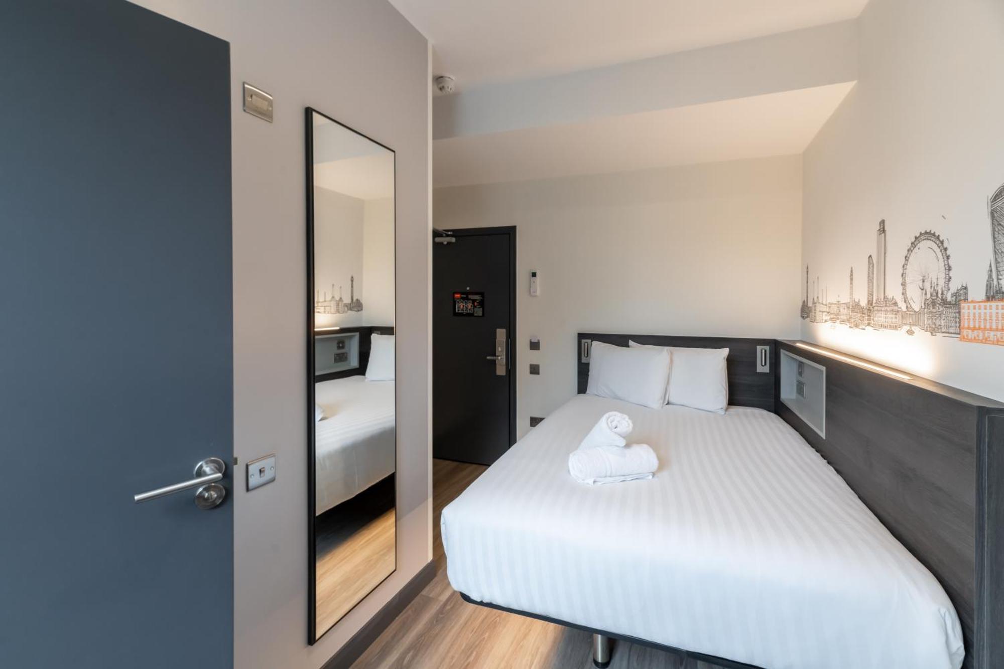 Easyhotel Victoria Londra Esterno foto