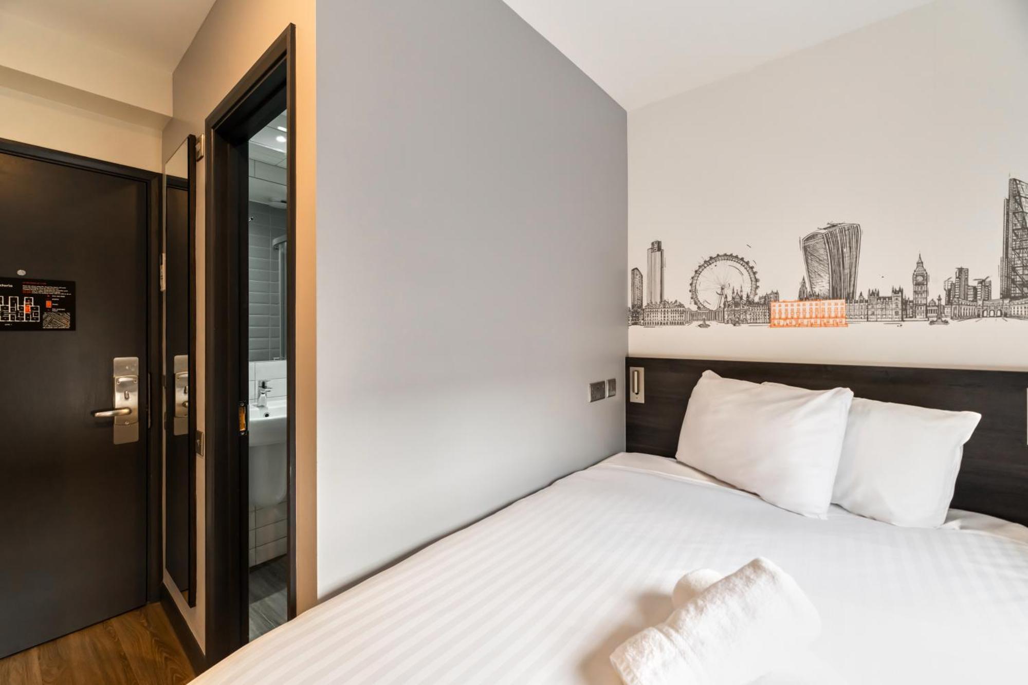 Easyhotel Victoria Londra Esterno foto