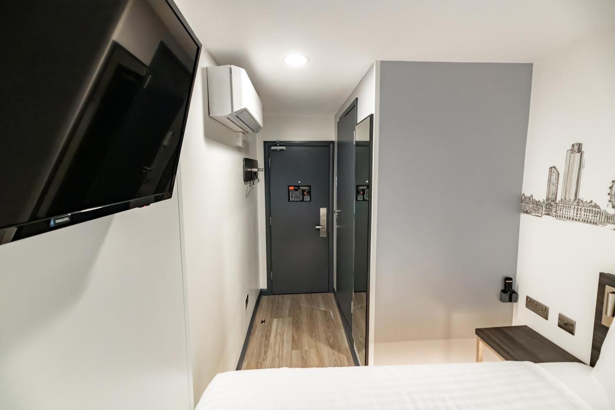 Easyhotel Victoria Londra Esterno foto