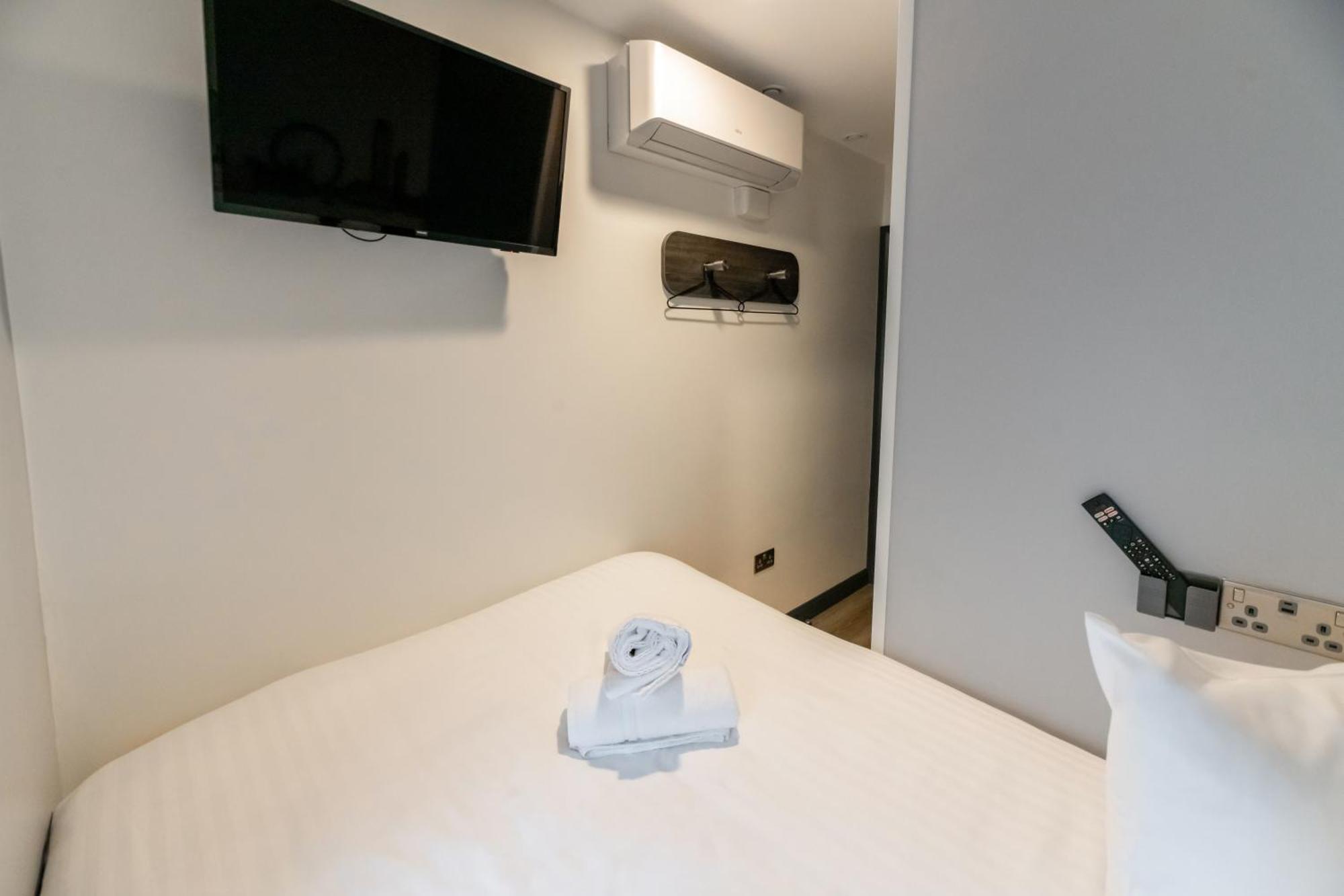 Easyhotel Victoria Londra Esterno foto