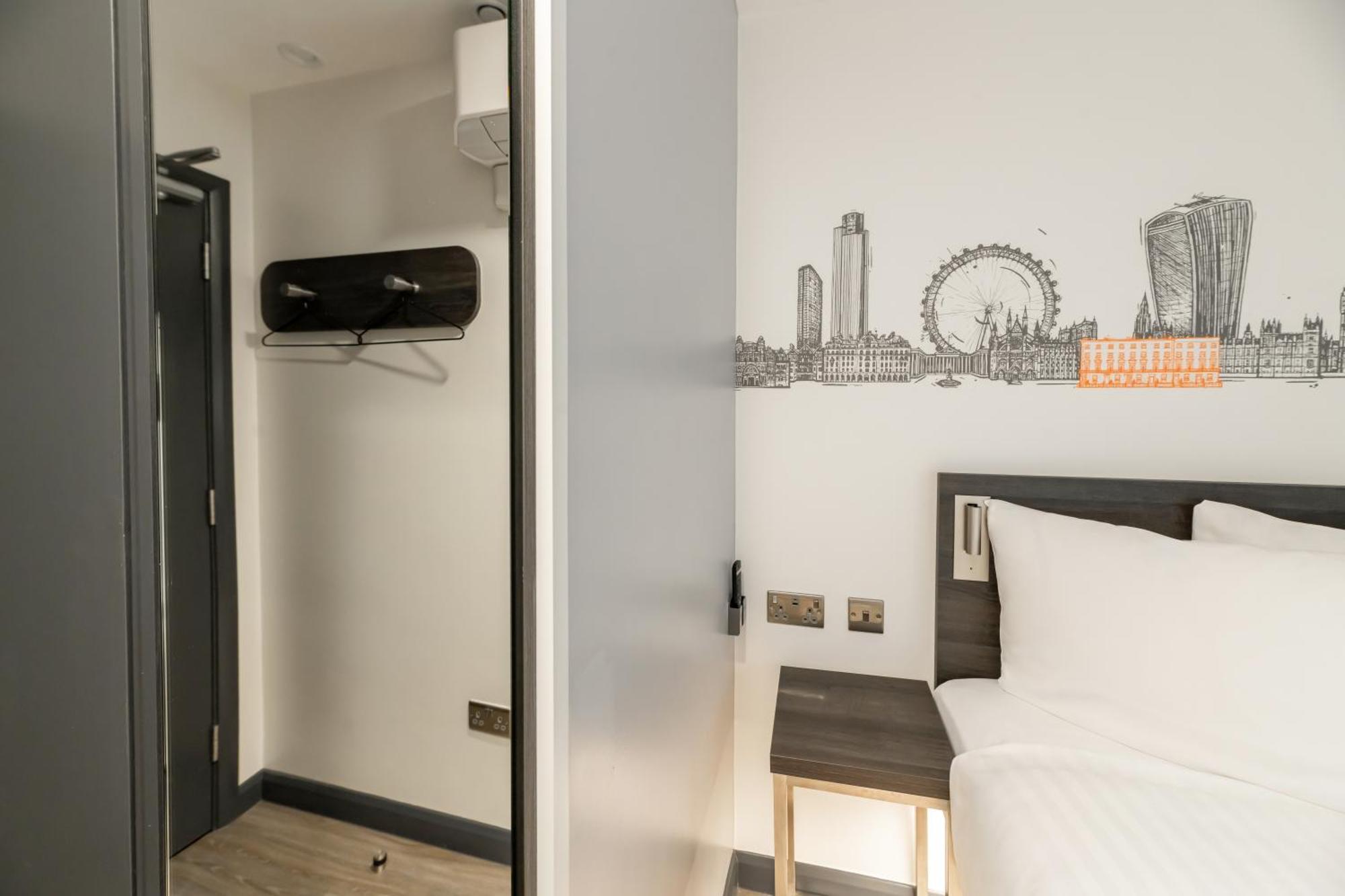 Easyhotel Victoria Londra Esterno foto