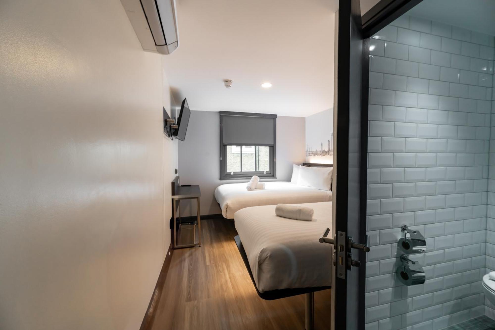 Easyhotel Victoria Londra Esterno foto