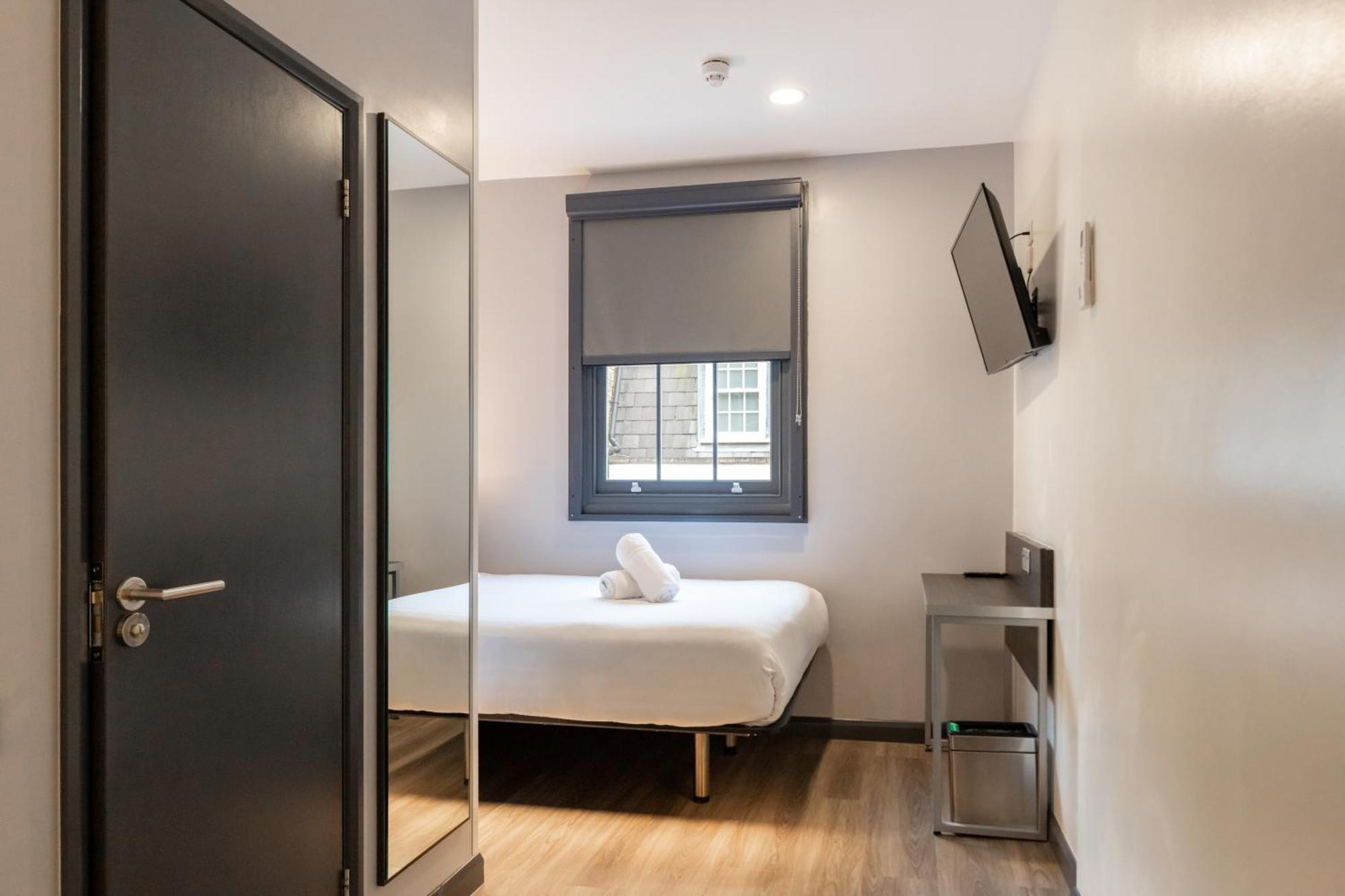 Easyhotel Victoria Londra Esterno foto