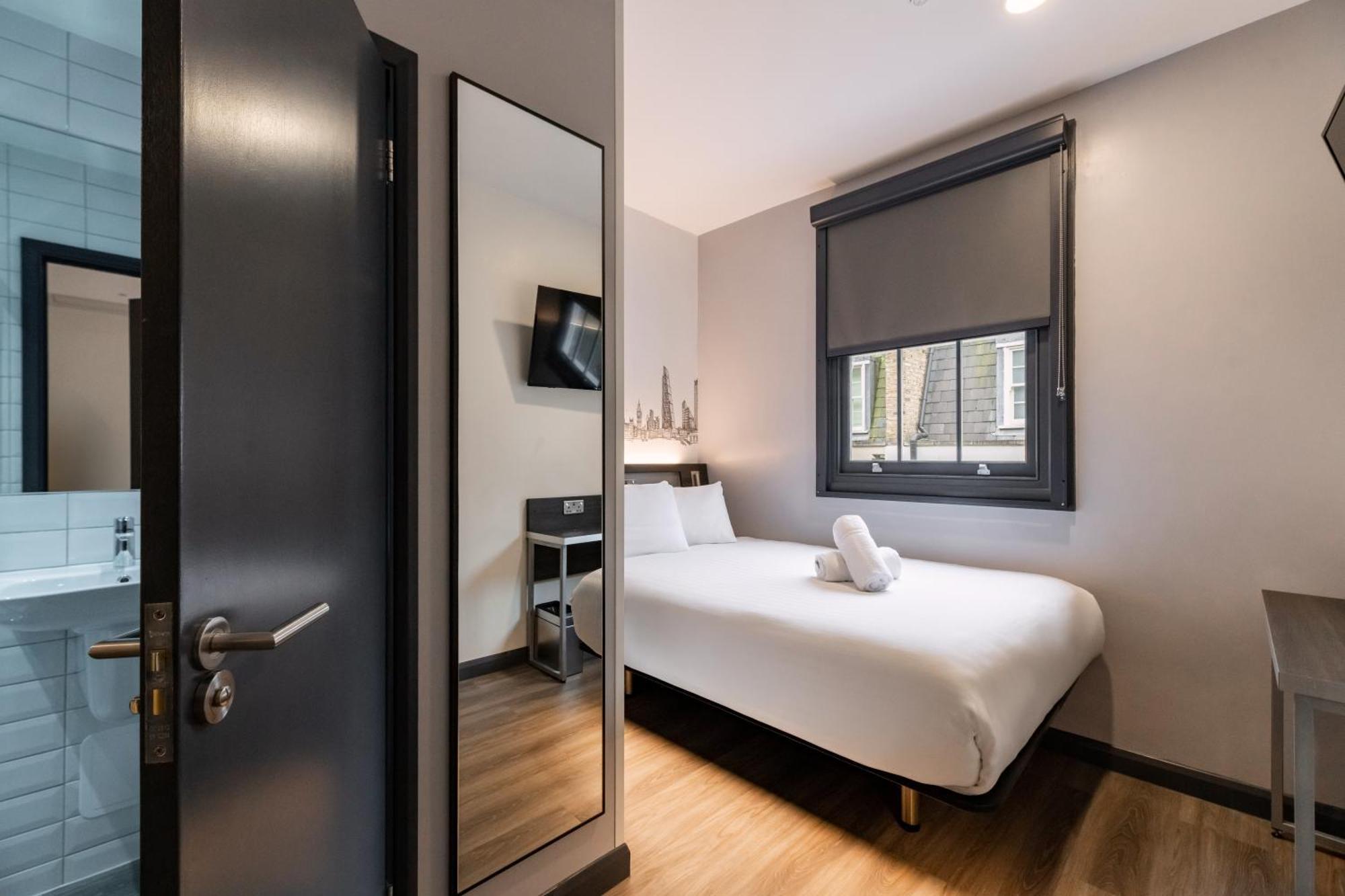 Easyhotel Victoria Londra Esterno foto