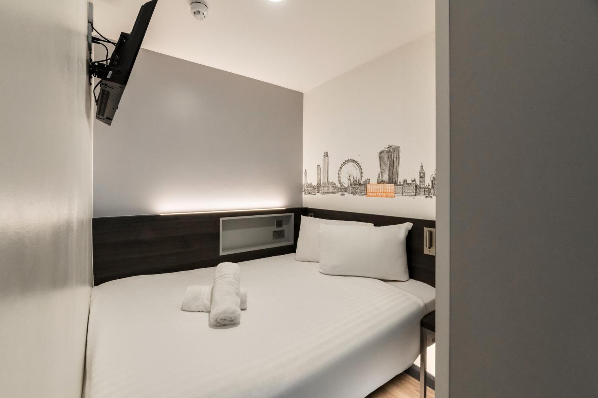 Easyhotel Victoria Londra Esterno foto