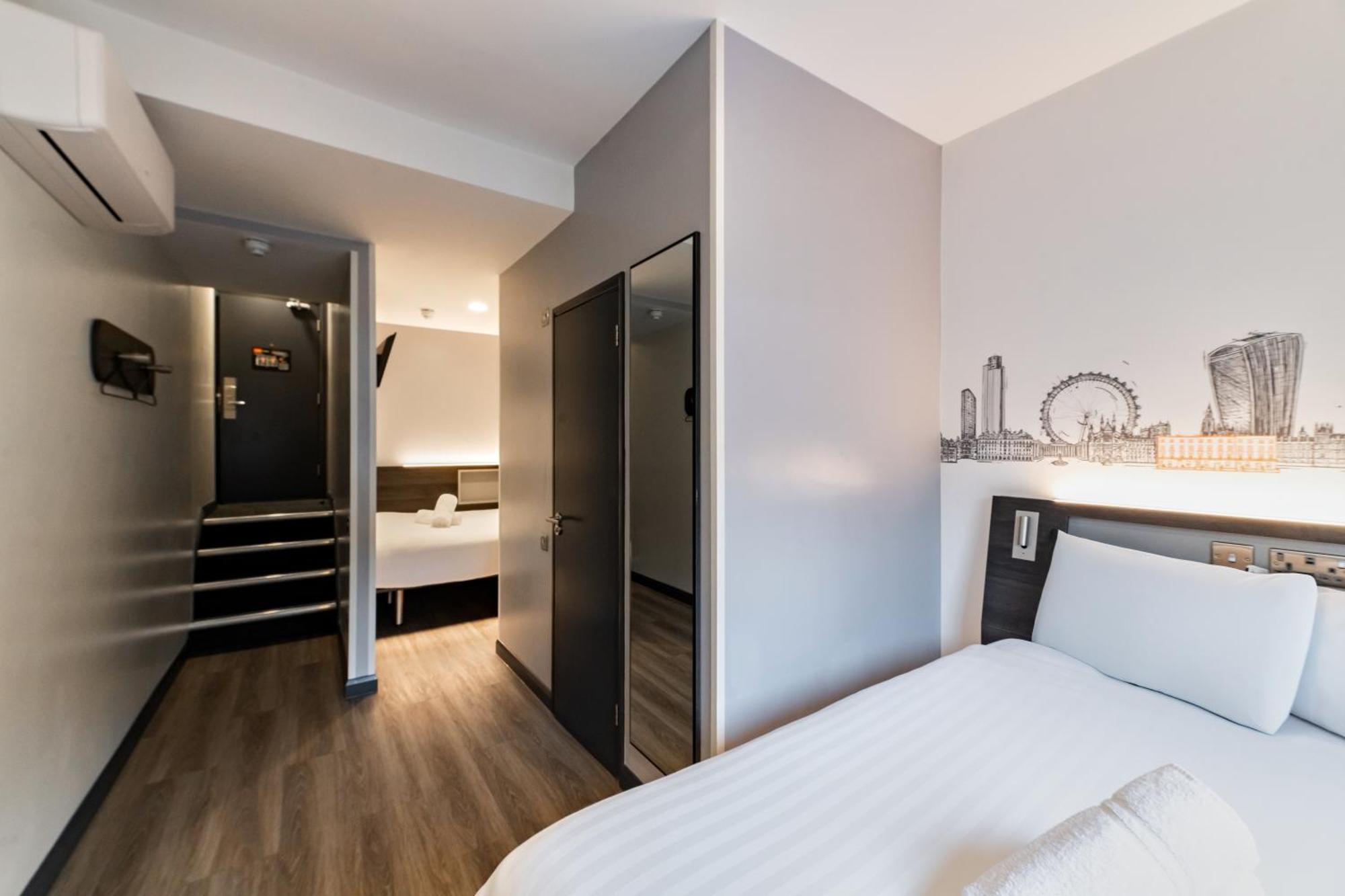Easyhotel Victoria Londra Esterno foto