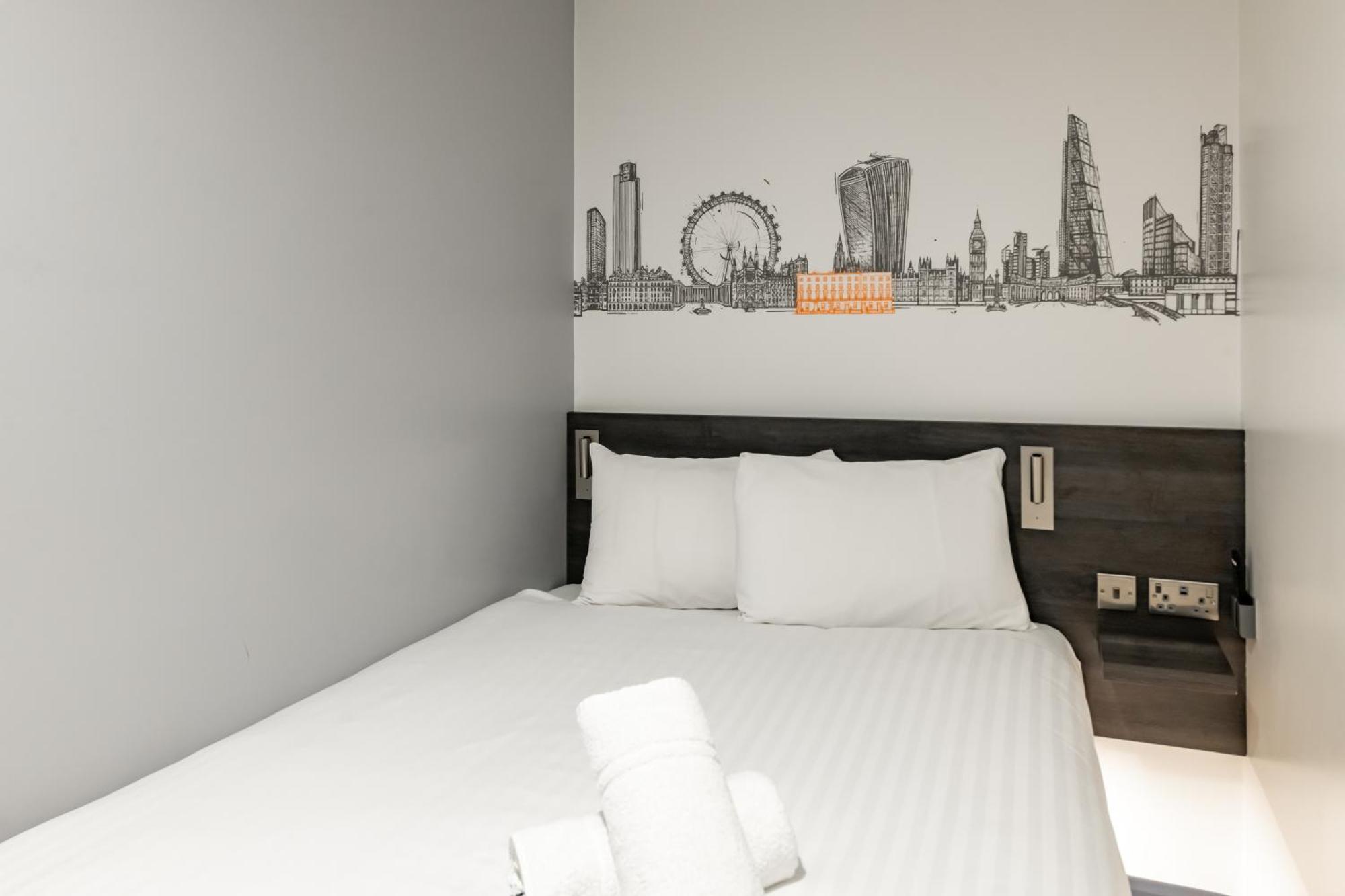 Easyhotel Victoria Londra Esterno foto