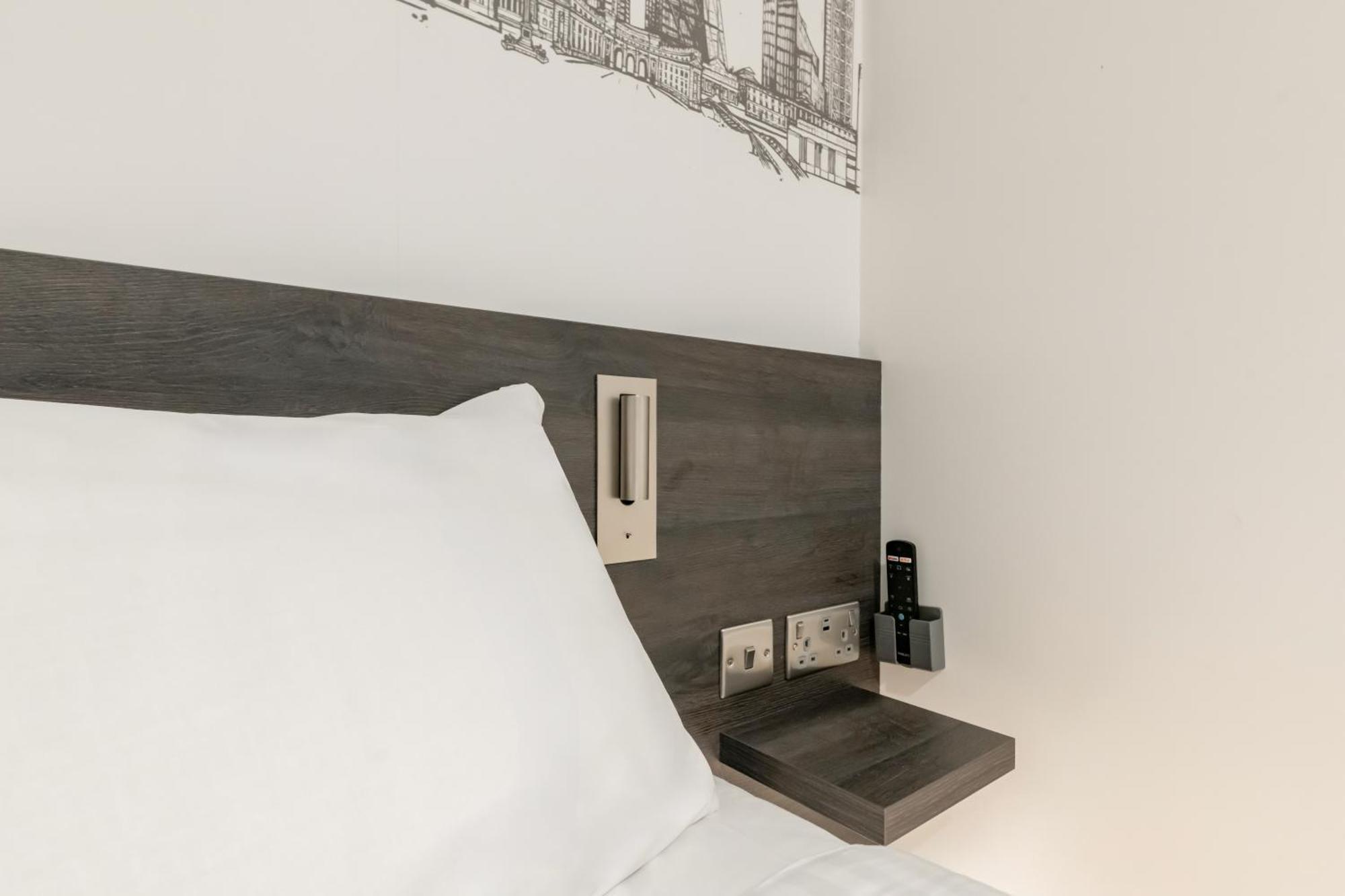 Easyhotel Victoria Londra Esterno foto