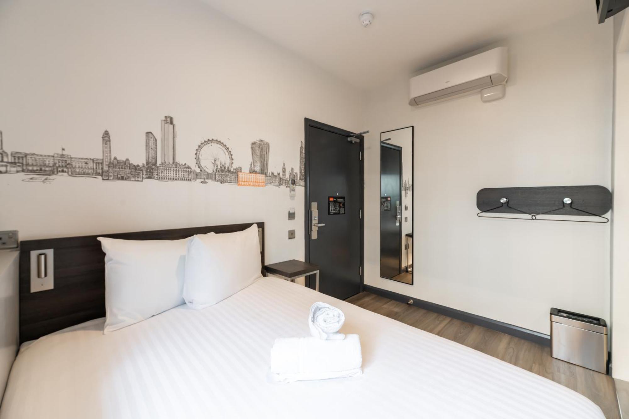 Easyhotel Victoria Londra Esterno foto