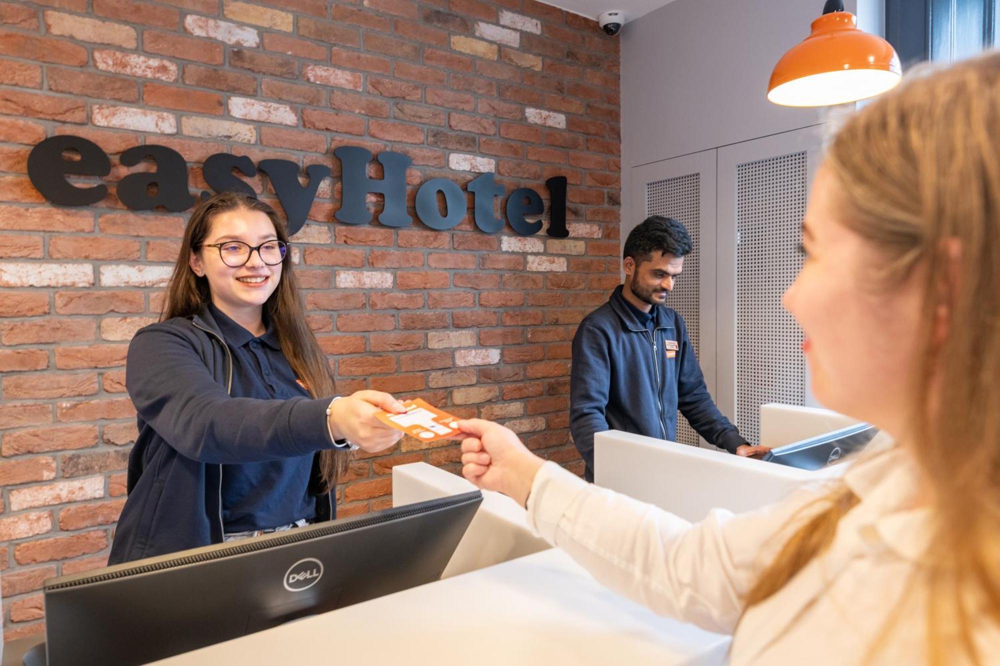 Easyhotel Victoria Londra Esterno foto
