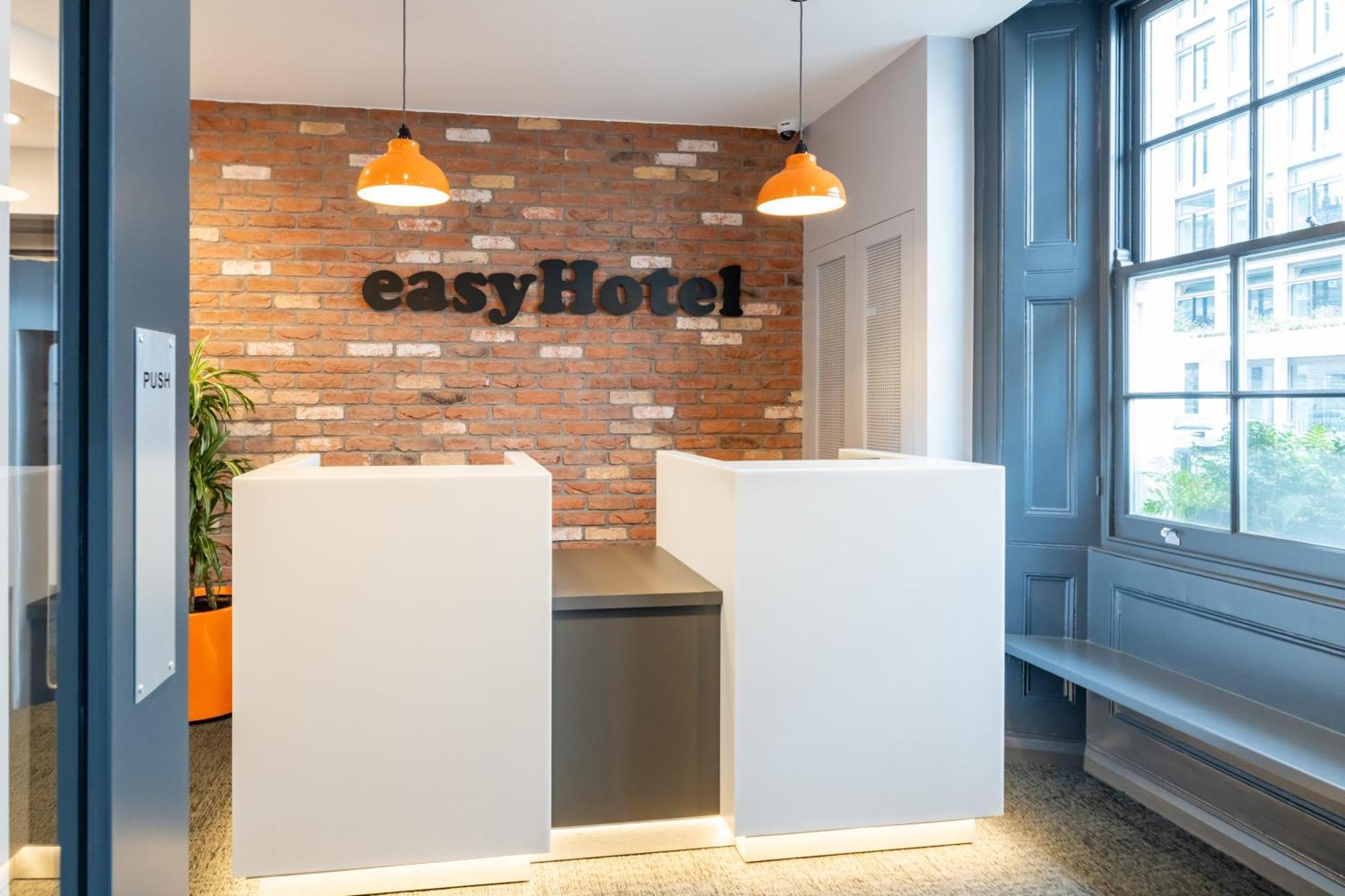 Easyhotel Victoria Londra Esterno foto