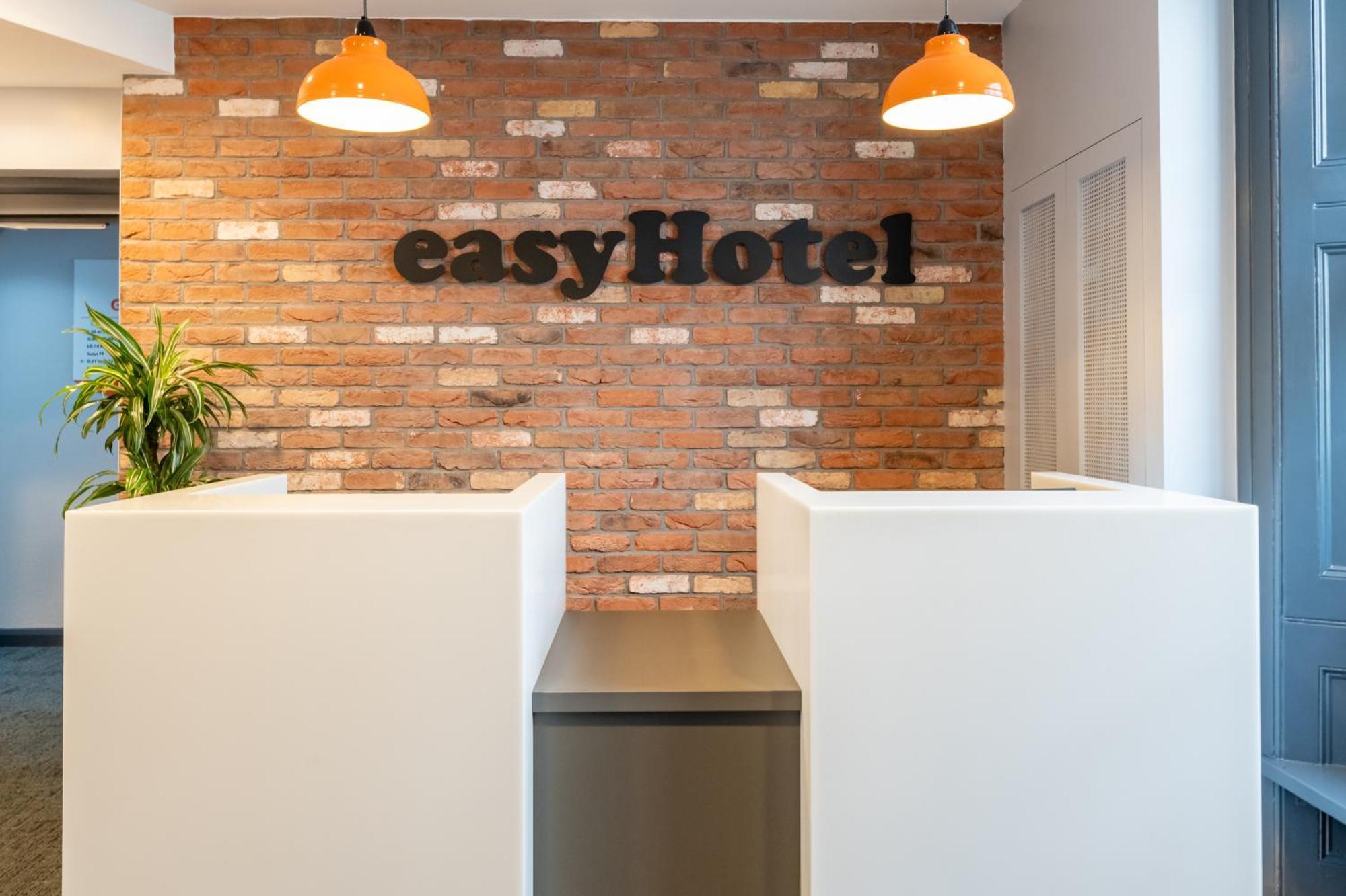 Easyhotel Victoria Londra Esterno foto